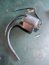Cargar imagen en el visor de la galería, DT 50 65 hp Suzuki IGNITION COIL 33410-95330 f6t419 two stroke 1980-1982