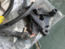 Cargar imagen en el visor de la galería, DF 150 200 hp Suzuki TRIM SENDER SENSOR 34840-98J11 LEVER 34841-96J00 BRACKET 34845-96J00 four stroke 2017-2024