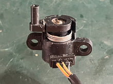 Load image into Gallery viewer, F 115 hp Yamaha TRIM SENDER with screws 67H-83672-01-00 four stroke 2010-2022 compatible 75 90 150 175 200 225 250