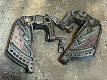 Lade das Bild in den Galerie-Viewer, F 25 hp Yamaha 65W-43112-00-4D strbd Stern clam bracket 65W-43111-00-4D port FOUR STROKE 1998