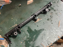 Lade das Bild in den Galerie-Viewer, f 250 hp Yamaha FUEL INJECTOR DELIVERY PIPE #1 6P2-13160-10-00 four stroke 2006-2015 some compatibility 200 225 hp