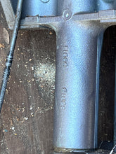 Lade das Bild in den Galerie-Viewer, 40 50 hp Yamaha 20” MIDSECTION UPPER CASING 6H4-45111-10-4D SWIVEL 6H5-43311-04-4D STEERING BRACKET 6H4-42510-02-4D two stroke 1994