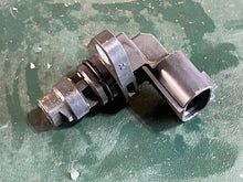 Cargar imagen en el visor de la galería, DF 200 150 hp Suzuki CAM POSITIONING SENSOR 33220-64L10 four stroke 2016-2024 some compatibility 40 50 60 70 80 90 100 115 140 175 hp