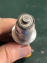 Lade das Bild in den Galerie-Viewer, 250 300 hp Yamaha HPDI FUEL INJECTOR 60V-13761-00-00 e7t25080 two stroke 2003-2009 some compatibility 200 225 hp cleaned