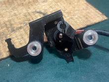 Cargar imagen en el visor de la galería, 150 - 250 hp Yamaha 61A-85885-00-00 Throttle Sensor & dif bracket TPS two stroke