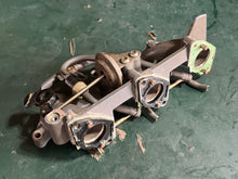 Cargar imagen en el visor de la galería, BF 25 30 hp Honda INTAKE MANIFOLD 17100-ZV7-000ZA with THROTTLE ROD DIAPHRAGM 16400-ZV5-015 four stroke pre 1997-2003