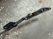 Cargar imagen en el visor de la galería, 6 5 8 hp Johnson Evinrude 0440169 STEERING BRACKET & 0336156 ARM 1992-2004 two stroke 0335892 stern bracket strd 0335891 port