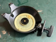 Cargar imagen en el visor de la galería, DT 6 hp Suzuki RECOIL STARTER no cable 18100-98131 two stroke 1989-2002