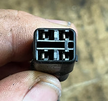 Load image into Gallery viewer, DF 40 50 hp Evinrude Suzuki 5031464 CKP SENSOR ASSY 32150-87J00 four stroke 2000