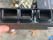 Cargar imagen en el visor de la galería, F 225 hp 4.2 liter yamaha four stroke 4 stroke ECU 6CC-04 6CC-8591A-04-00 2014 854 hrs