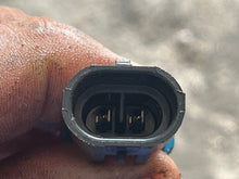 Cargar imagen en el visor de la galería, 40 30 hp Mercury EFI EXHAUST TEMPERATURE SENSOR 889575 8M0214984 four stroke 3 cylinder 2005