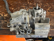 Cargar imagen en el visor de la galería, 150 175 200 hp Yamaha HIGH PRESSURE FUEL PUMP 68F-13910-10-00 68F-13910-00-00 two stroke 2004-2012