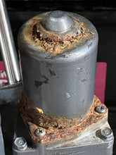 Load image into Gallery viewer, 90 70 60 hp Yamaha POWER TRIM & TILT 6H1-43800-17-4D 6H1-17 two stroke 2003-2009