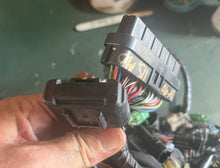 Lade das Bild in den Galerie-Viewer, DF 90 115 140 Suzuki 36610-90J80 HARNESS WIRING oem FOUR STROKE 2006-10 one cracked connector