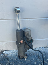 Cargar imagen en el visor de la galería, DF 40 50 hp Suzuki 48000-87J30 POWER TRIM ptt MODEL 2005 05-10 TESTED DF 40 50 hp Suzuki 48000-87J30 also BF 40 50 hp 56000-ZW4-H18 by swapping out top joint piece 56113-ZW4-H11