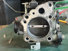 Cargar imagen en el visor de la galería, BF 150 135 hp Honda THROTTLE BODY 16400-ZY6-013 four stroke 2007-up