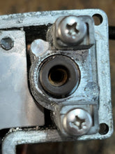 Lade das Bild in den Galerie-Viewer, 200 150 hp Yamaha 68F-14182-01-00 FLOAT CHAMBER COVER 2000-2011 tow stroke HPDI