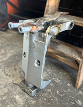 Cargar imagen en el visor de la galería, BF 150 135 hp 50201-ZW1-040ZA SWIVEL CASE 1999-2007+ 50100-ZY6-000 steering arm mounting frame & mount bracket four stroke