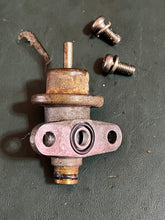 Cargar imagen en el visor de la galería, 150 - 300 hp Yamaha vst PRESSURE REGULATOR 68F-13906-10-00 two stroke HPDI