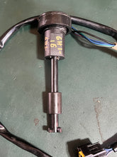 Cargar imagen en el visor de la galería, 90 75 hp Yamaha OIL LEVEL SENSOR 6H1-85720-16-00 6H1-85720-17-00 two stroke 1994-2009