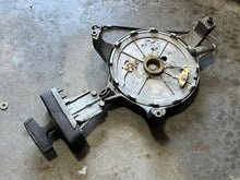 Lade das Bild in den Galerie-Viewer, 40 hp Yamaha recoil STARTER ASSY 6r6-15710-00-ek pull 40c TWO STROKE 1992-93 also 6r6-15710-01-ek 6R6-Y130P-00-00 imperfect