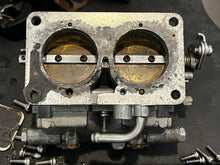 Lade das Bild in den Galerie-Viewer, 115 hp Yamaha CARBURETOR SET 6E5-14301-15-00 6E5-14302-15-00 1986-95 two stroke oem 6E515