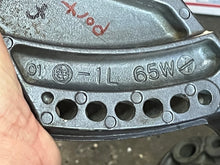 Lade das Bild in den Galerie-Viewer, F 25 hp Yamaha 65W-43112-00-4D strbd Stern clam bracket 65W-43111-00-4D port FOUR STROKE 1998