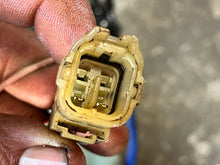 Load image into Gallery viewer, 50 hp Yamaha OIL TANK 63D-21707-00-00 LEVEL GAUGE 63D-85720-00-00 CAP 6H4-21770-00-00 two stroke 2000-2009 some 40 hp compatibility