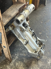 Cargar imagen en el visor de la galería, BF 150 135 hp 50201-ZW1-040ZA SWIVEL CASE 1999-2007+ 50100-ZY6-000 steering arm mounting frame & mount bracket four stroke