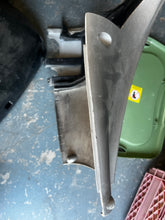 Lade das Bild in den Galerie-Viewer, BF 150 135 115 hp Honda 63716-zy6-010za lower side cover PORT Bottom Cowl