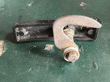 Cargar imagen en el visor de la galería, 150 175 200 hp Mercury TOP COWL HANDLE 831207A14 831207A16 LATCH 889566 8M0001081 two stroke v6