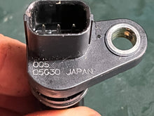 Cargar imagen en el visor de la galería, BF 135 150 hp Honda CRANK SENSOR ASSY 37500-PNB-003 four stroke 75-350 hp
