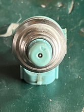 Cargar imagen en el visor de la galería, DT 225 hp Suzuki FUEL INJECTOR 15710-92E01 195500-2270 two stroke 1990-2003 DENSO