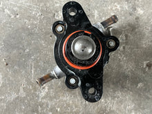 Load image into Gallery viewer, f 115 hp Yamaha FUEL PUMP 68V-24410-00-00 four stroke 2000-2011 some 75 80 90 100 hp compatibility