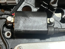Cargar imagen en el visor de la galería, f 225 200 hp Yamaha 3 IGNITION COILS f6t546 w BRACKET 69J-82310-00-00 69J-82316-00-00 four stroke 2002-2010 crossover Mercury 888309