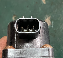 Cargar imagen en el visor de la galería, DF 30 25 hp Suzuki high FUEL PUMP 15200-94L10 four stroke 2016-2019