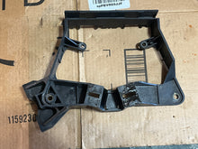 Cargar imagen en el visor de la galería, 200 225 hp Johnson Evinrude 586509 0583997 ELECTRICAL BRACKET ASSY 1994-2001 two stroke