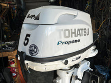Cargar imagen en el visor de la galería, MFS 5 hp Tohatsu propane powered outboard motor with 30” lower unit Four Stroke MFSSCLPG