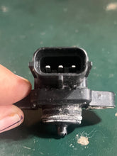Load image into Gallery viewer, f 115 hp Yamaha 68V-82380-00-00 PRESSURE SENSOR map 2000-2011 throttle body four stroke 115 200 225 hp