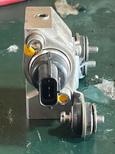 Load image into Gallery viewer, 250 hp Yamaha PRESSURE SENSOR 60V-82380-00-00 PIPE 60V-13938-00-00 two stroke HPDI 3.3 Liter 2003-2009 some compatibility 200 225 300 hp