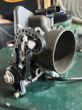 Cargar imagen en el visor de la galería, BF 135 150 hp Honda THROTTLE BODY 16400-ZY6-013 four stroke 2007-up