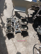 Cargar imagen en el visor de la galería, 225 250 hp Yamaha 2 stroke 6 carb set, reeds, intake 76 degree VX
