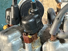 Lade das Bild in den Galerie-Viewer, 200 150 hp Yamaha 68F-14182-01-00 FLOAT CHAMBER COVER 2000-2011 tow stroke HPDI