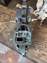 Lade das Bild in den Galerie-Viewer, 40 50 hp Yamaha 20” MIDSECTION UPPER CASING 6H4-45111-10-4D SWIVEL 6H5-43311-04-4D STEERING BRACKET 6H4-42510-02-4D two stroke 1994