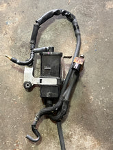 Lade das Bild in den Galerie-Viewer, f 115 hp Yamaha fuel CANISTER 6P2-24170-00-00 SOLENOID VALVE 6C5-86120-00-00 HOLDER 6EK-2419A-00-00 four stroke 2014-2018 some 150 175 200 225 250 300 350 hp
