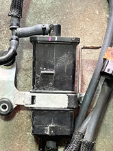 Lade das Bild in den Galerie-Viewer, f 115 hp Yamaha fuel CANISTER 6P2-24170-00-00 SOLENOID VALVE 6C5-86120-00-00 HOLDER 6EK-2419A-00-00 four stroke 2014-2018 some 150 175 200 225 250 300 350 hp