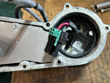 Lade das Bild in den Galerie-Viewer, 200 150 hp Yamaha 68F-14182-01-00 FLOAT CHAMBER COVER 2000-2011 tow stroke HPDI