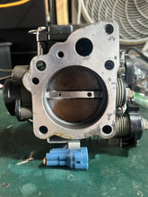 Cargar imagen en el visor de la galería, BF 135 150 hp Honda THROTTLE BODY 16400-ZY6-013 four stroke 2007-up