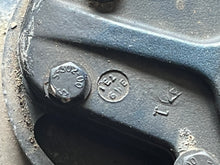 Cargar imagen en el visor de la galería, 175 hp Evinrude Ficht GEAR CASE COMPLETE 5005551 painted 0351907 case 5005401 765402 Upper Drive Shaft 20 Inch 5000615 two stroke 1993-2001 measures 18 3/8” from water pump housing top shifts & pressure tests, mainly fresh water lake motor