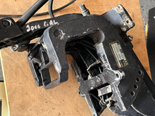 Cargar imagen en el visor de la galería, 6 5 8 hp Johnson Evinrude 0440169 STEERING BRACKET & 0336156 ARM 1992-2004 two stroke 0335892 stern bracket strd 0335891 port